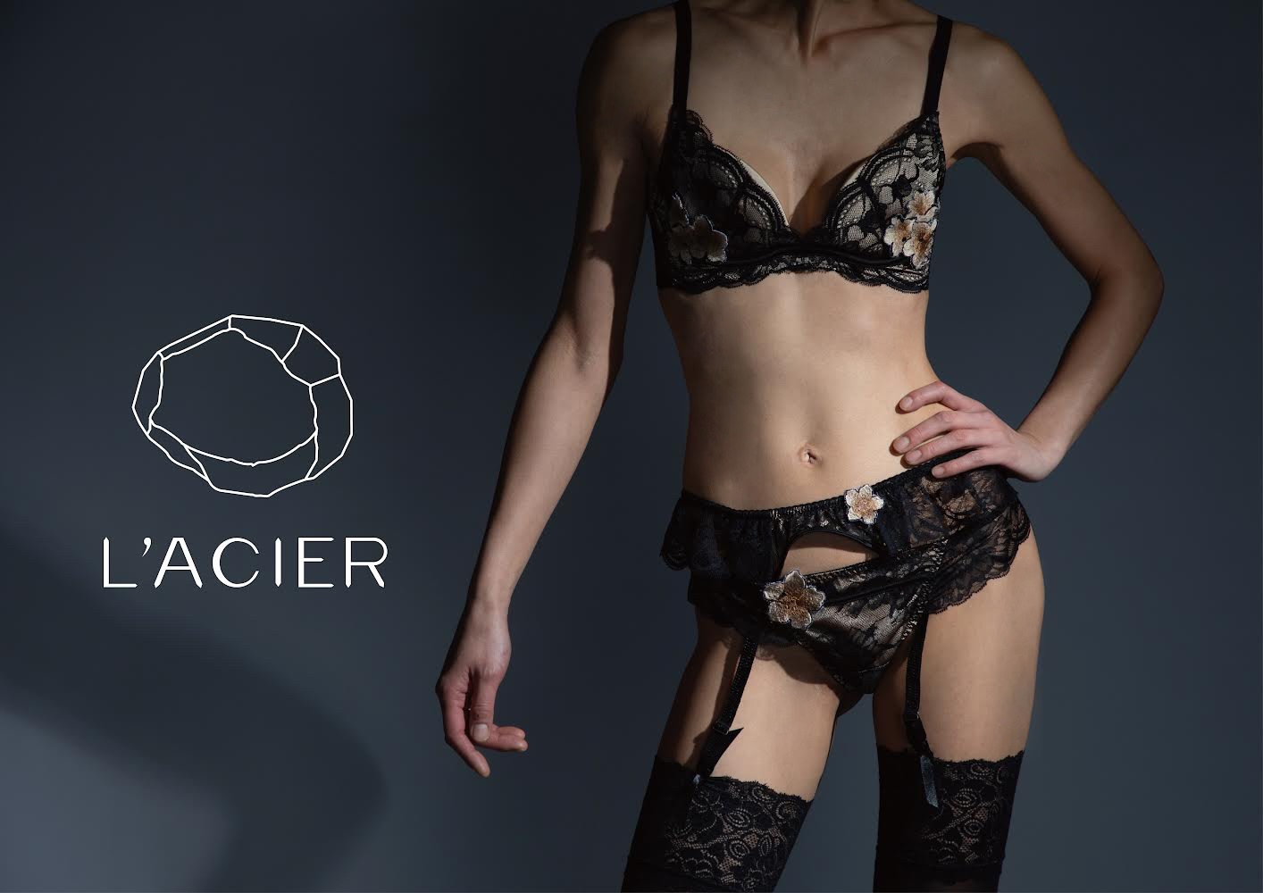 L'ACIERのブランドロゴとブラックレースのランジェリー