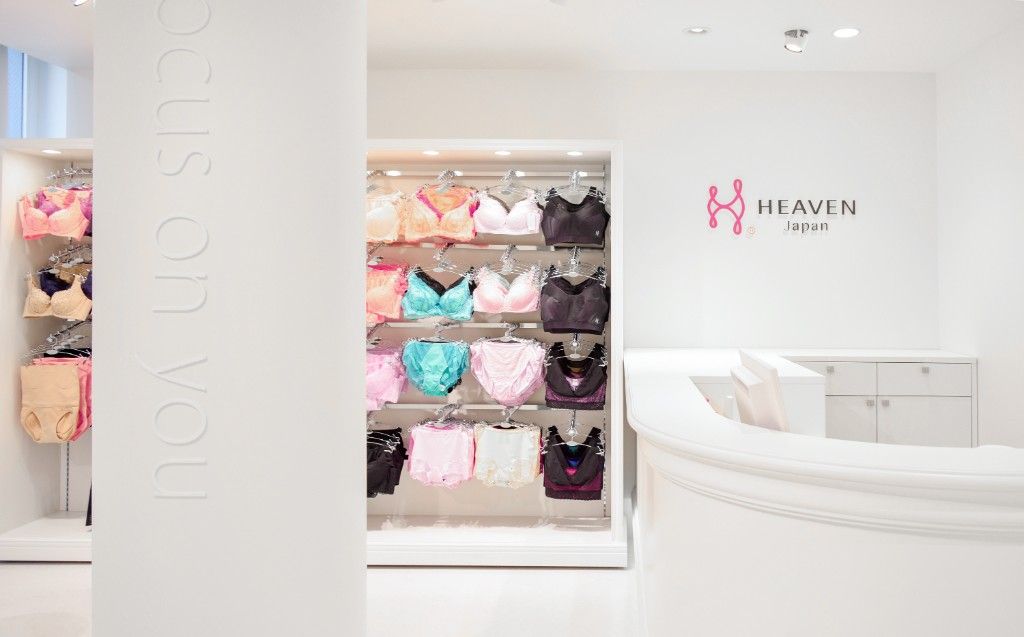 株式会社HEAVEN Japan の商品展示スペースに並ぶランジェリー
