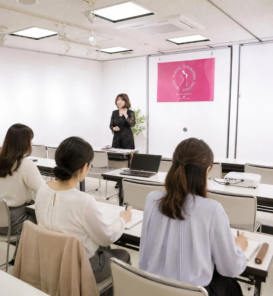 教室で対面講義を受ける様子