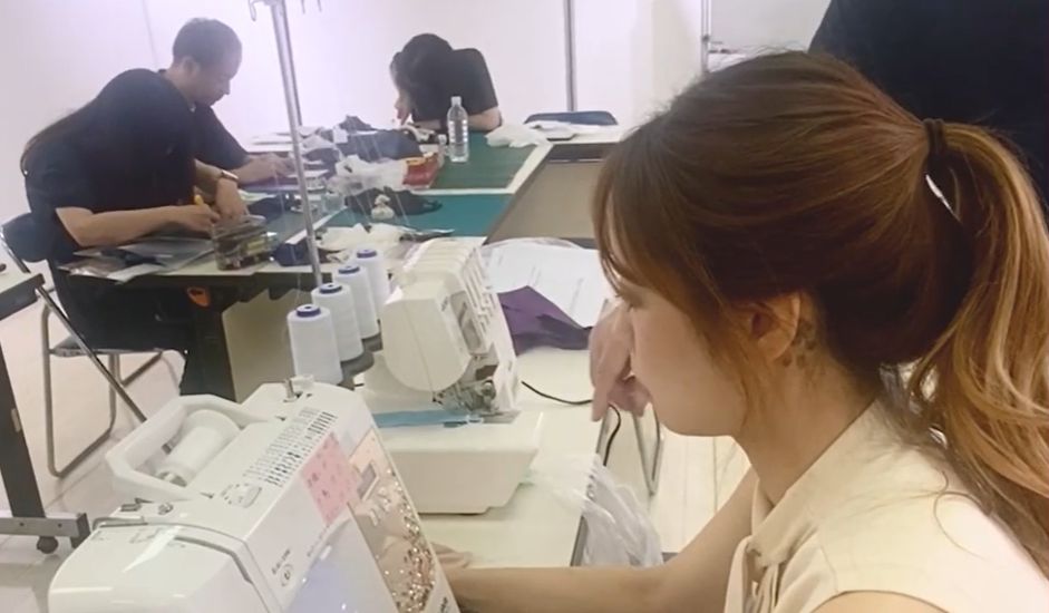 教室でミシンを使って縫製に取り組む様子